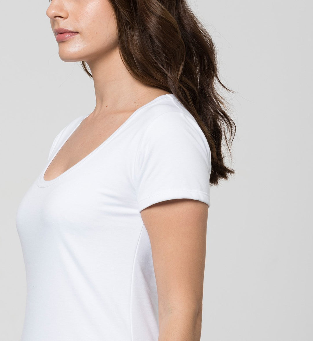 Camiseta Mujer Antisudor Cuello Grande Blanca